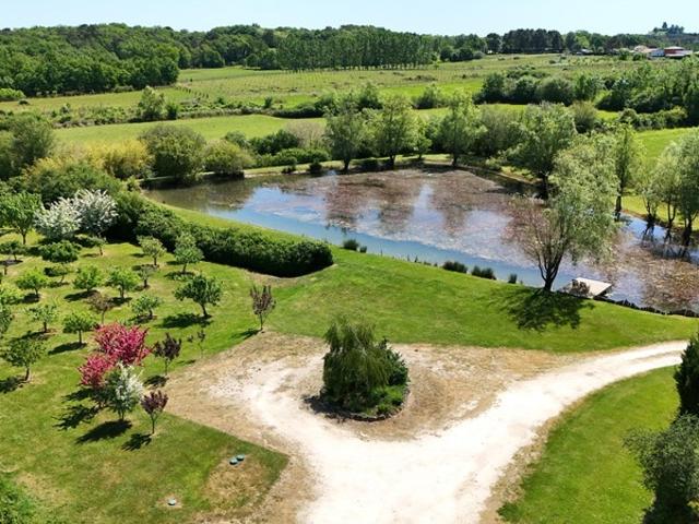 Propriété avec étang et 4,2 ha – Deux habitations modulables – Cadre naturel rare