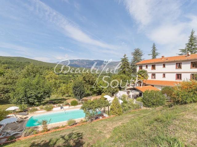 Propriete Avec Gites Et Chambres D’Hotes Sur 8000M², Entre M. 560m² Perpignan
