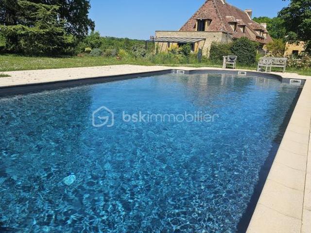 Propriété avec gîtes et grande piscine