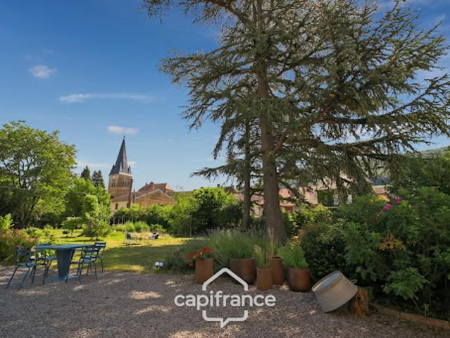 Propriété avec piscine et jardin