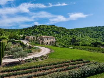 Propriété avec jardin, vue panoramique, piscine et ruine. 250m² Bonnieux
