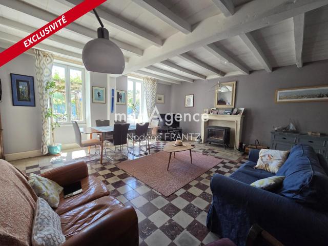 Propriété avec maison, 2 gîtes, 2 piscines et dépendance Saint Loup 17380