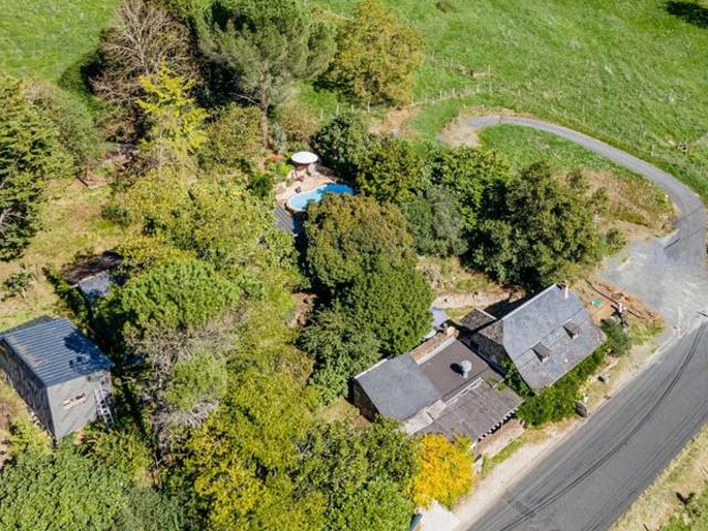 Ensemble immobilier avec maison, gîte, restaurant et piscine