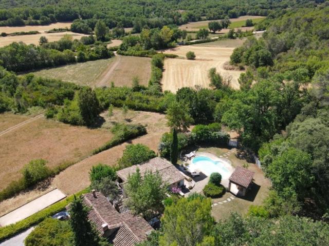 Propriété avec maison d'invités, piscine et parc