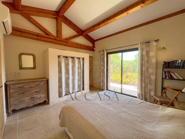 Propriété avec maison principale et dépendance sur terrain d. 184m² Figari