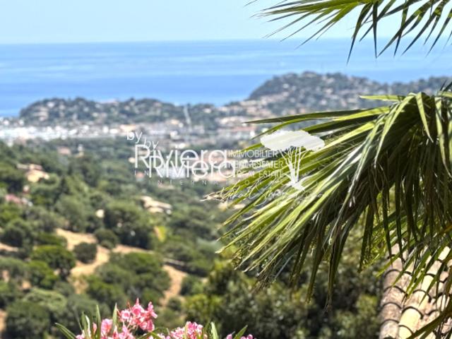 PROPRIETE AVEC PISCINE A DEBORDEMENT et VUE MER !