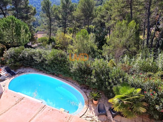 Propriété avec piscine et espace boisé