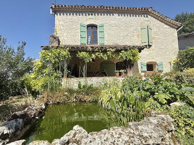 Propriété avec piscine et jardin
