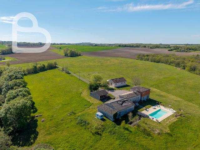 Propriété avec piscine et jardin