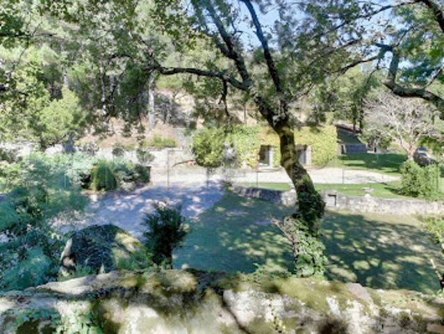 Propriété avec piscine et jardin