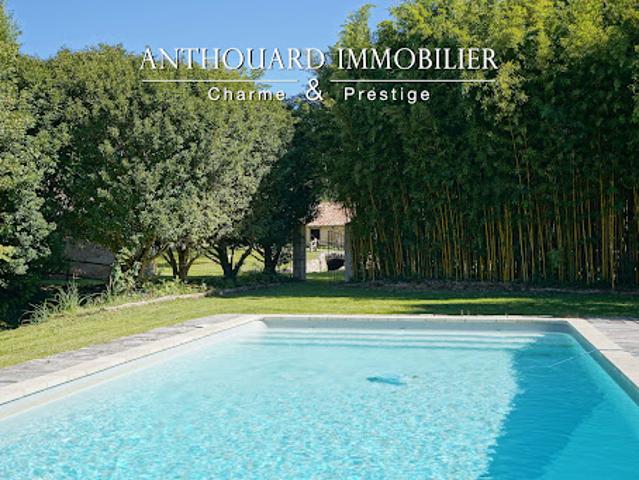 Propriété avec piscine et jardin
