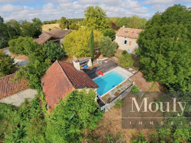 Propriété avec piscine et jardin