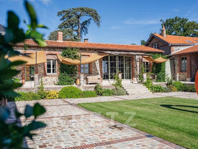 Propriété avec piscine et jardin