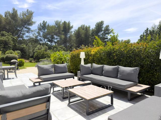Propriété avec piscine et vue Garlaban aux portes d’Éoures