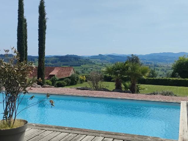 Propriété avec piscine et vue panoramique, produit rare!