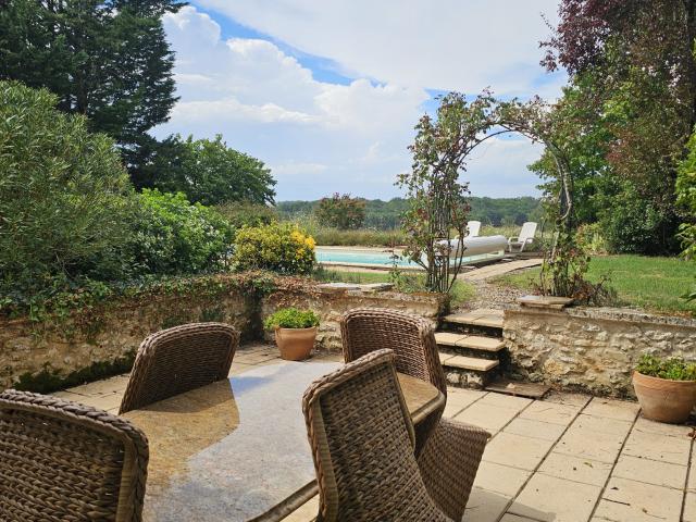 Propriété avec piscine, parc arboré et belle vue sur la campagne