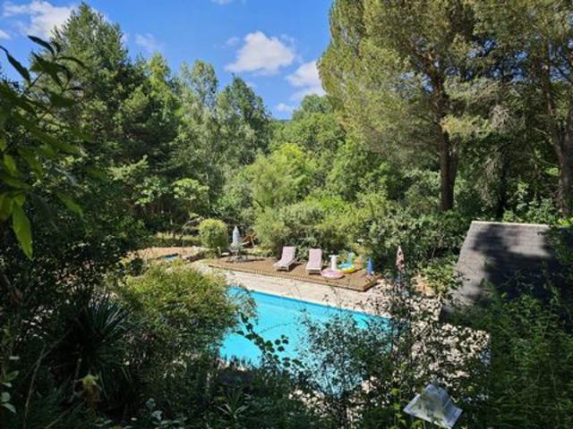 Propriété avec piscine sur 2 ha 6 + 2 logements in
