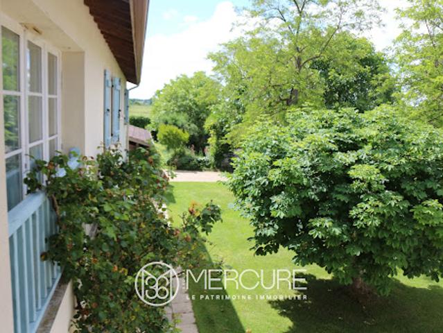 Propriété avec piscine et jardin