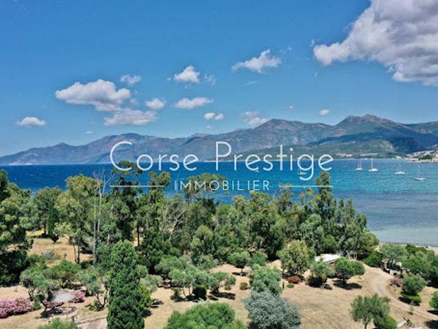 Propriété avec piscine en bord de mer