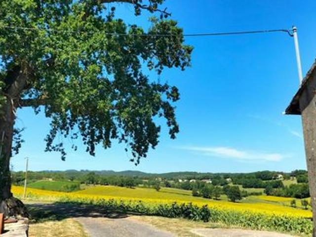 PROPRIETE AVEC SES DEUX HABITATIONS, SES TERRES ET SES DEPENDANCES