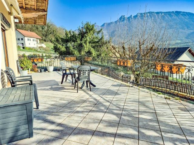 Propriété gîtes environ 300 m2 sur 3300 m2 de terrain 300m² Yenne