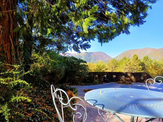 Propriété d’exception au cœur d’un domaine boisé de 12 hecta. 330m² Dieulefit