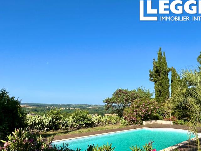 Propriété d’exception avec vue imprenable en hauteur, jardins paysagers, piscine, à seulement 3 km de Duras