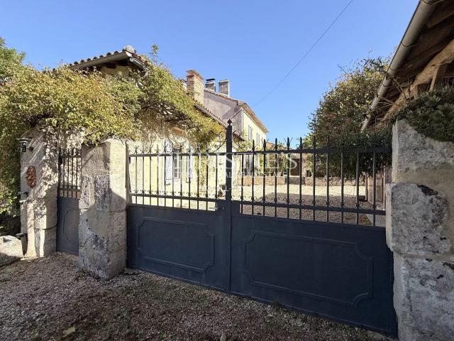 Propriété D’Exception Avec Vue Imprenable Sur Le Château De. 425m² Angoulême