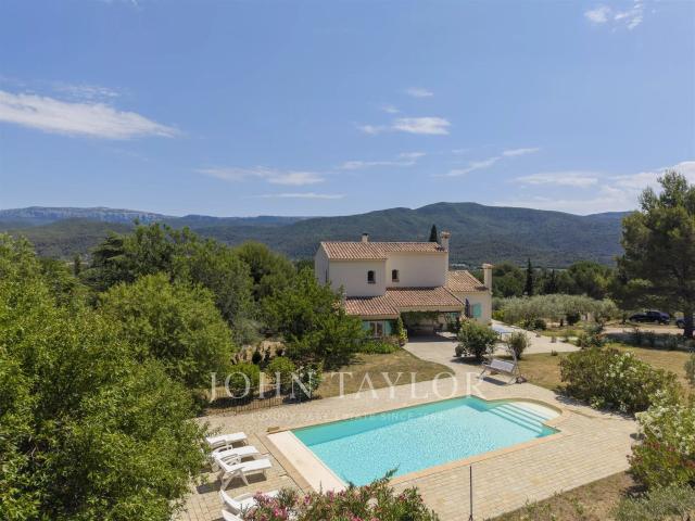 Une propriété familiale rare offrant près de 300 m² habitabl. 281m² Saint Zacharie