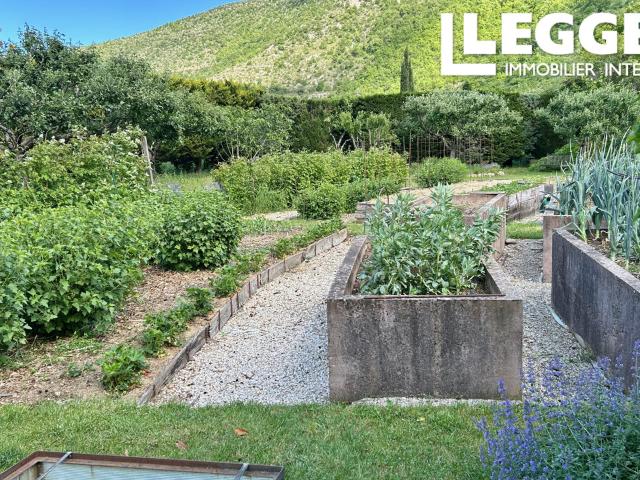 Propriété rare et pleine de charme dans les Cévennes, avec jardins d’exception et vues spectaculaires