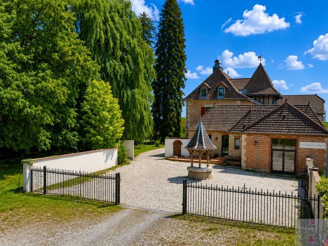 Propriété d’Exception avec Activité Chambres d’Hôtes & Gîte Clé en Main 15 min de Dole