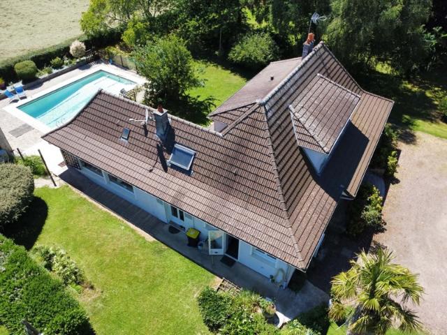 ? PROPRIÉTÉ D’EXCEPTION AVEC PISCINE ET PARC ARBORÉ AUX PORTES DE SAINTE MÈRE ÉGLISE 50 ?