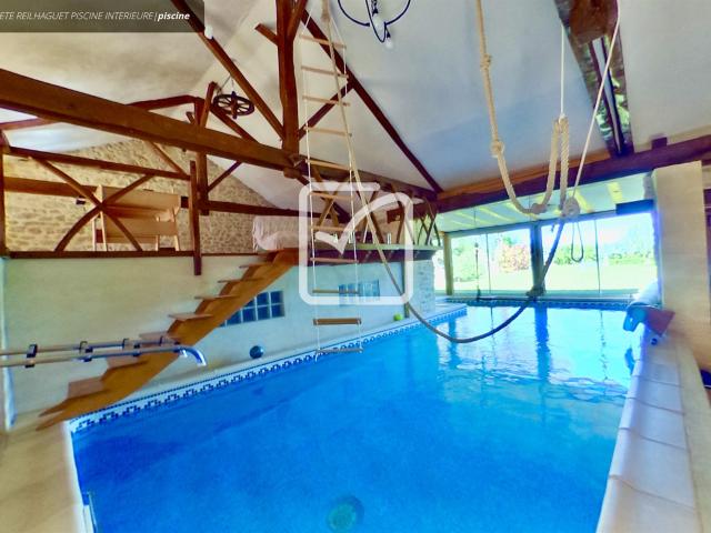 Propriété d’exception avec piscine intérieure et espace bien. 253m² Reilhaguet
