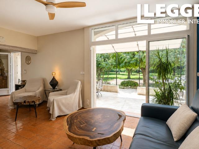 Propriété d’exception de 162 m² sur terrain clos et arboré de 3 580 m² avec piscine et un studio indépendant