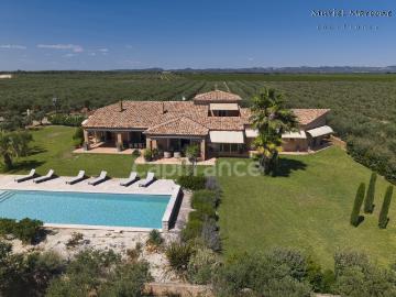 Propriété d’exception de 290 m2 au cœur de la Vallée des Baux de Provence sur 25 hectares 7 pièces MOULES 13