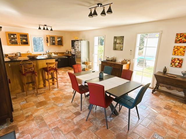 30 min de Valence Domaine équestre de 10 ha avec maison de c. 200m² Valence