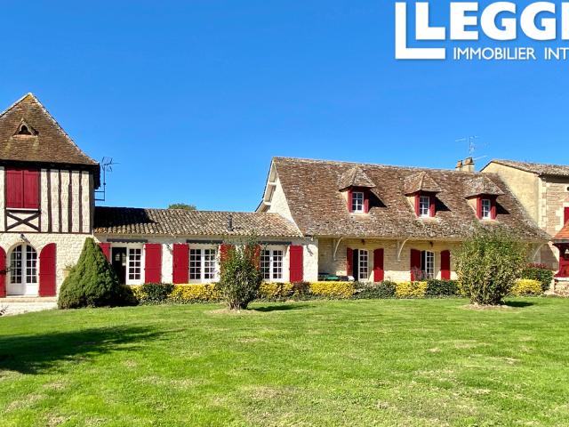 Propriété d’exception en Dordogne: manoir, gîtes, dépendances, 3 piscines et accès Dordogne sur 3,5 hectares