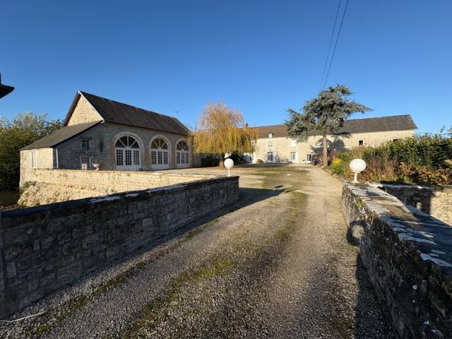 Propriété d’exception en pierre – 316 m² habitables – Nouveauté sur le marché – Idéale pour projet professionnel ou grande demeure familiale CARENTAN 50