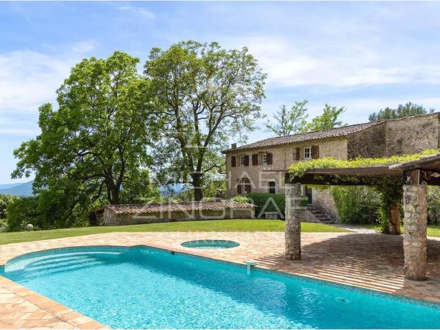 Propriété d’exception – Vue panoramique & âme authentique en. 355m² Fayence