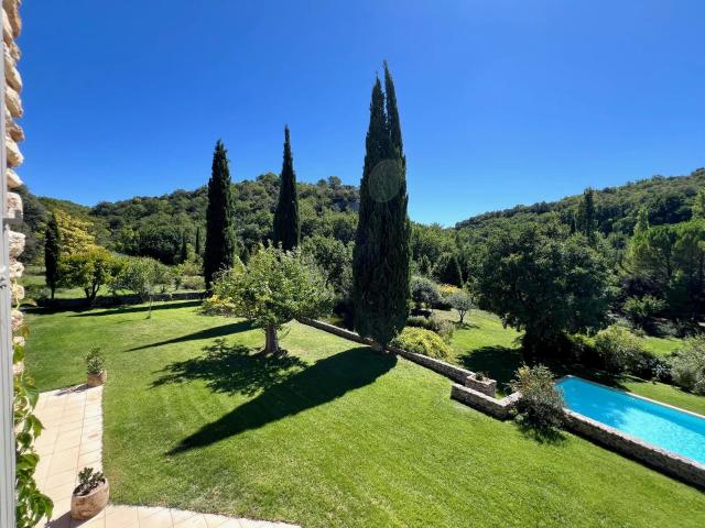 Propriete Dans Un Environnement Exceptionnel 250m² Gordes