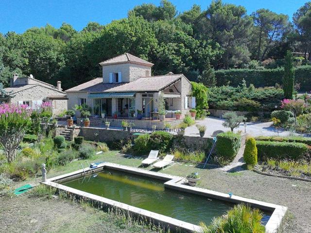 Propriété d'exception T7 de 240m2 sur 1,2 Ha de terrain. Pro. 240m² Peypin d'Aigues