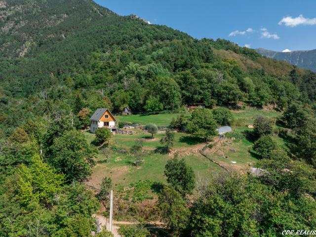Propriété d'exception! Très beau chalet 4 pièces sur plus d'un hectare de terrain attenant