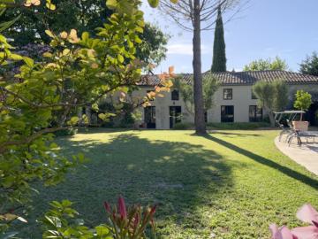 Propriété d'exception à 350 m du centre d' Uzès à pieds