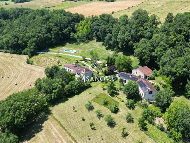 Propriété d'exception avec maison, gîtes, piscine et lac dan. 577m² Agen
