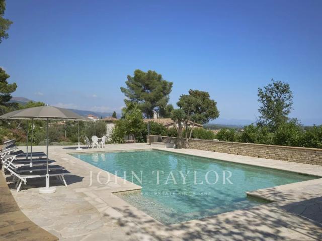 Propriété d'exception avec des vues panoramiques collines et. 312m² Le Rouret
