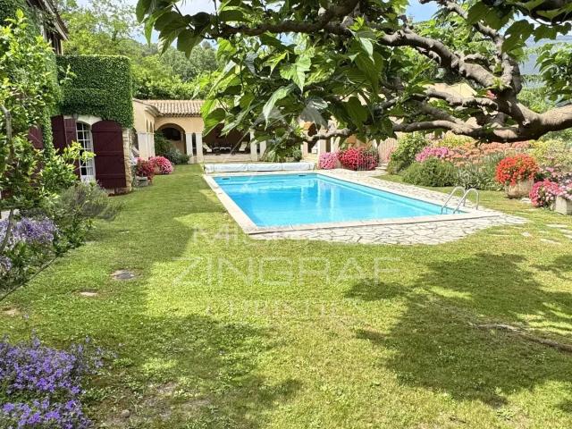 Propriété d'exception avec forêt, parc, tennis et vue dégag. 573m² Cabris