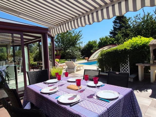 Propriété d'exception avec gîte, piscine chauffée et terrain arb