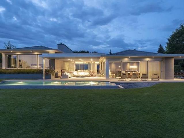 Propriété d'exception avec piscine chauffée et vue dégagée sur le lac