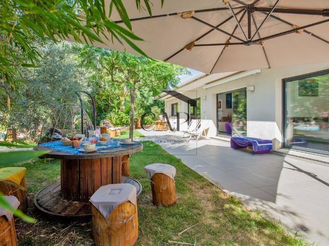 Propriété d'exception avec piscine, T3 indépendant et vaste. 275m² Venzolasca