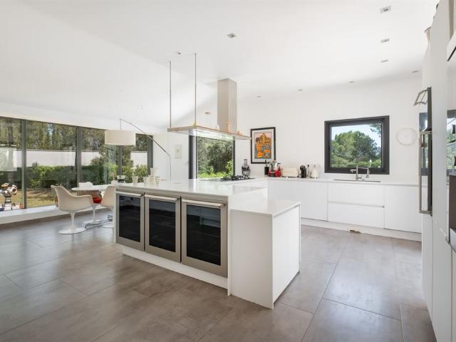 Domaine privé d’exception avec villa design et 13 000 m² de. 415m² Montpellier
